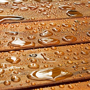 Wassertropfen perlen auf der Holzterrasse einfach ab